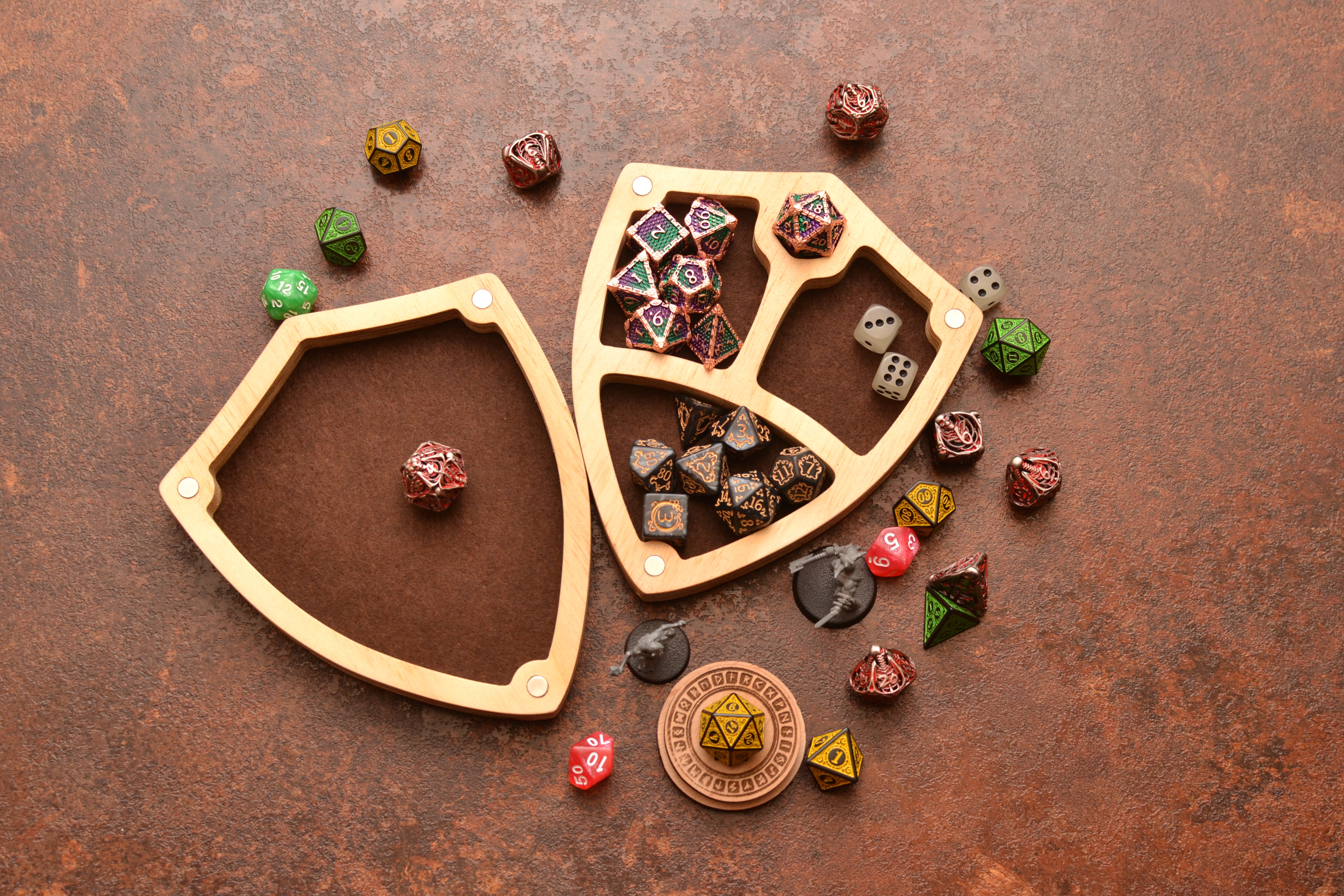 Hylian Shield Dice Box Set: Legend of Zelda Wooden Dice Tray